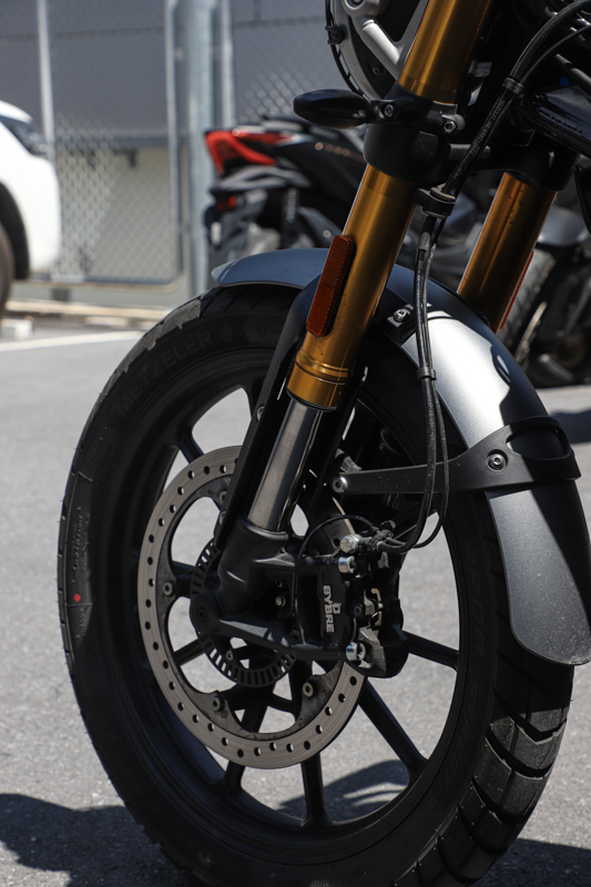 โช้คหน้าของ Triumph Scrambler 400X